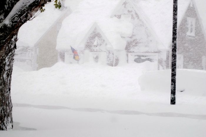 Из-за сильнейшего снегопада на северо-востоке США погибло 8 человек (50 фото)