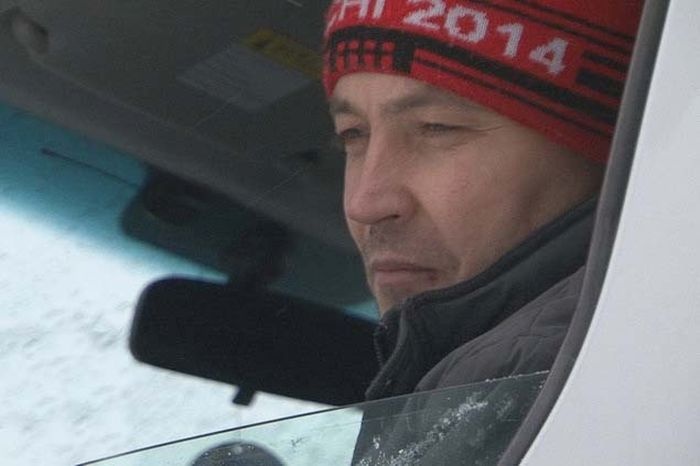 Новосибирск: мужчина провел в машине больше суток, требуя, чтобы его отпустили (3 фото)