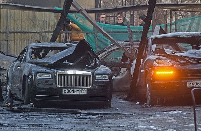 В центре Москвы пожар уничтожил более 10 дорогих иномарок (9 фото)