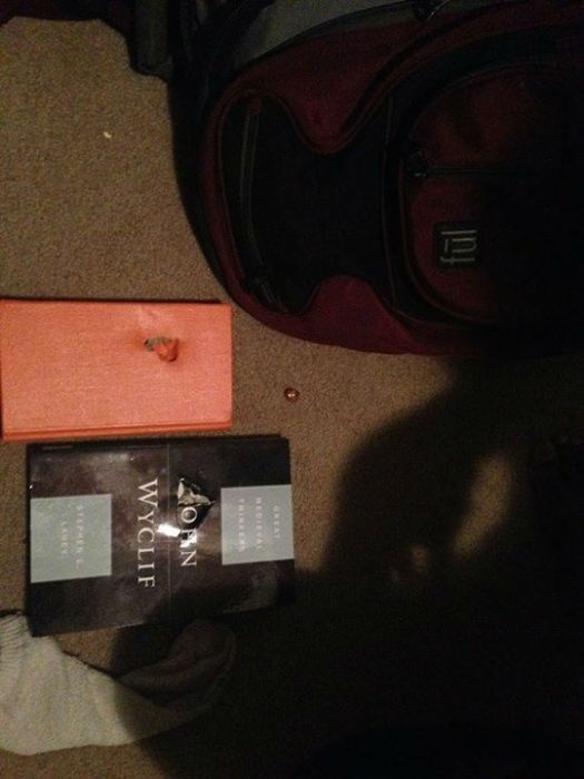 США: рюкзак с книгами сохранил жизнь студенту (11 фото)