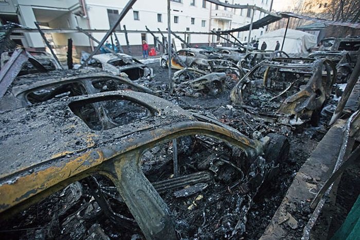 В центре Москвы пожар уничтожил более 10 дорогих иномарок (9 фото)