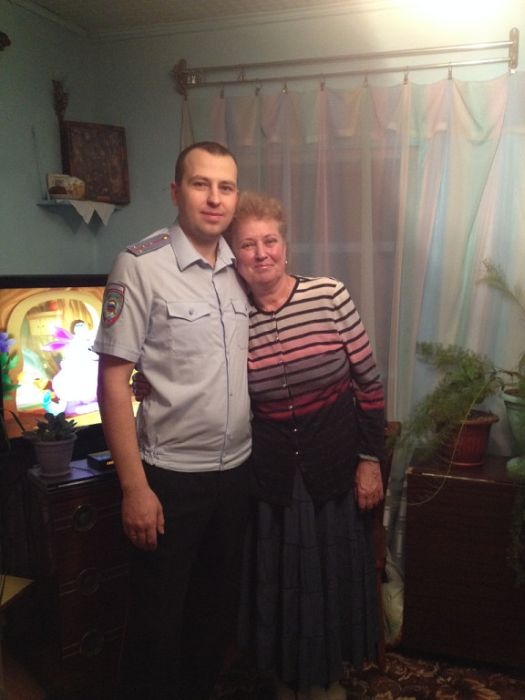 Россия: полицейские сделали селфи со своими матерями ко Дню матери (16 фото)
