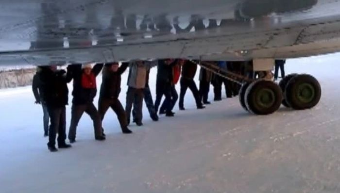 В аэродроме Играска пассажиры толкали самолет с замерзшим шасси (4 фото + 1 видео)
