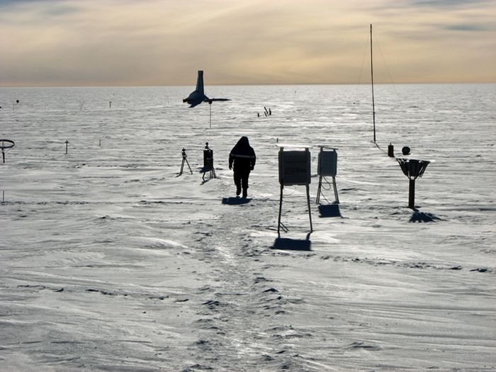 Обычный будний день русского полярника на антарктический станции Восток (39 фото)
