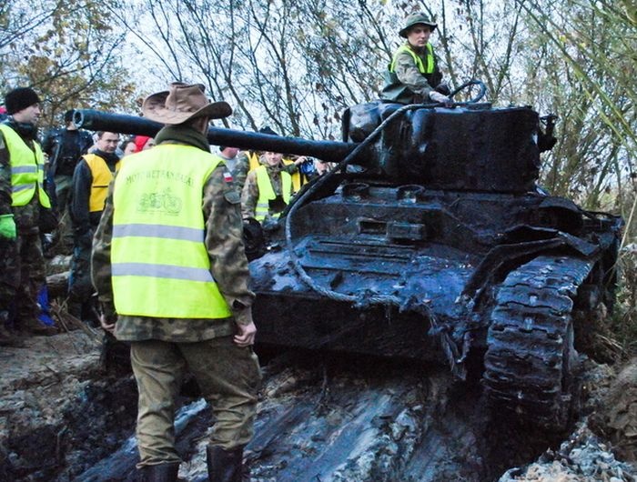 Танк Красной Армии подняли со дна польской реки Варта (10 фото)