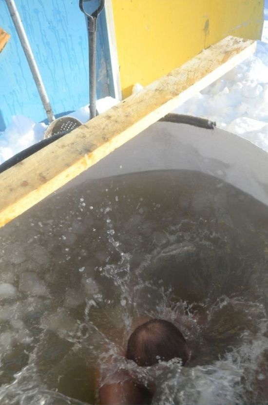 Крещенские купания в Антарктиде на станции «Восток» (16 фото)