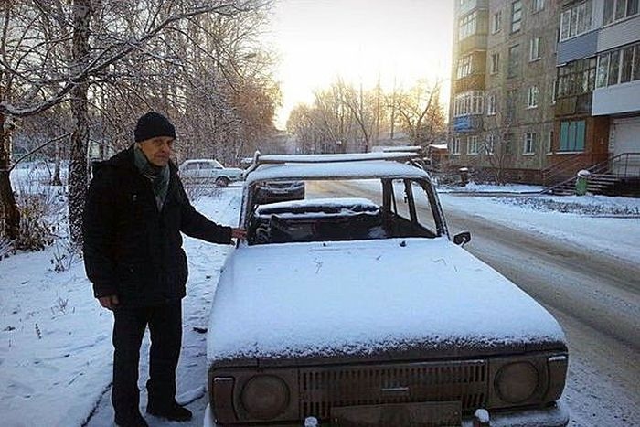 Как жители Омска помогли 73-летнему пенсионеру после поджога его машины (2 фото)