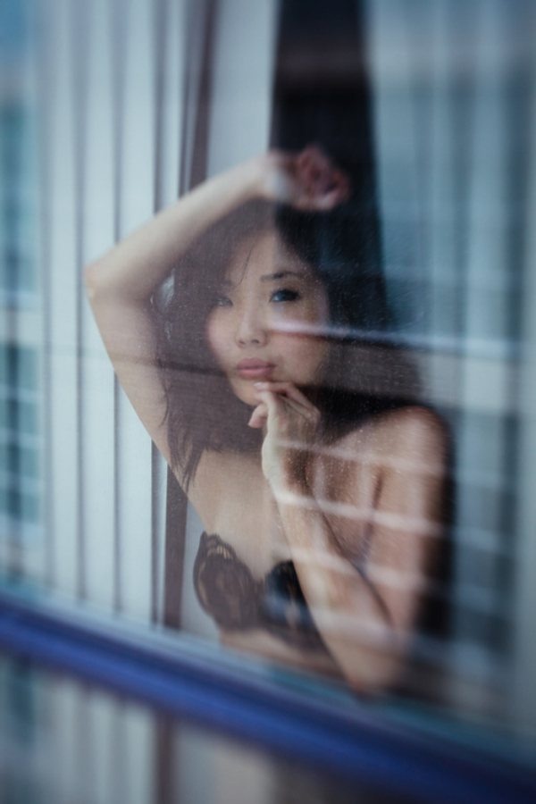 Незнакомка в окне напротив (20 фото)