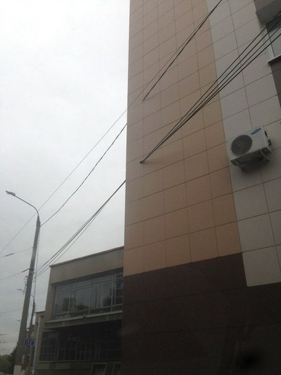 Тверь: строители проявили «гениальную» смекалку при обновлении фасада медицинской академии (4 фото)