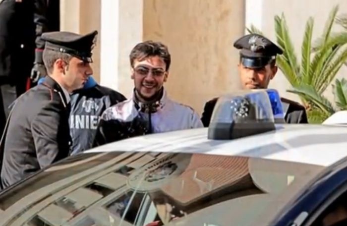 Италия: главарь мафии Неаполя прятался в холодильнике (7 фото)