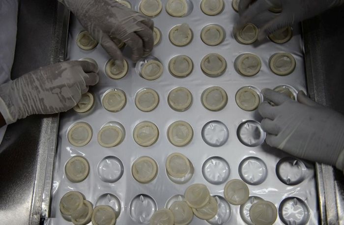 Как производят презервативы в лесах Бразилии (19 фото)