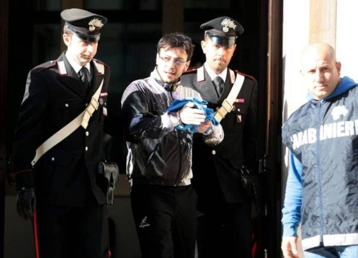 Италия: главарь мафии Неаполя прятался в холодильнике (7 фото)