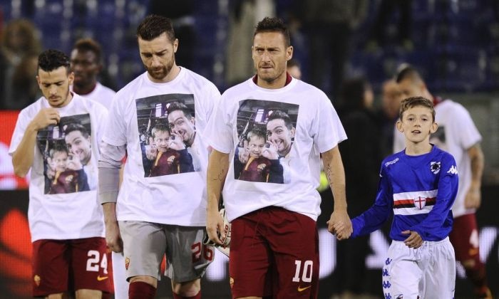 Футболисты клуба «Рома» почтили память своих болельщиков (5 фото)