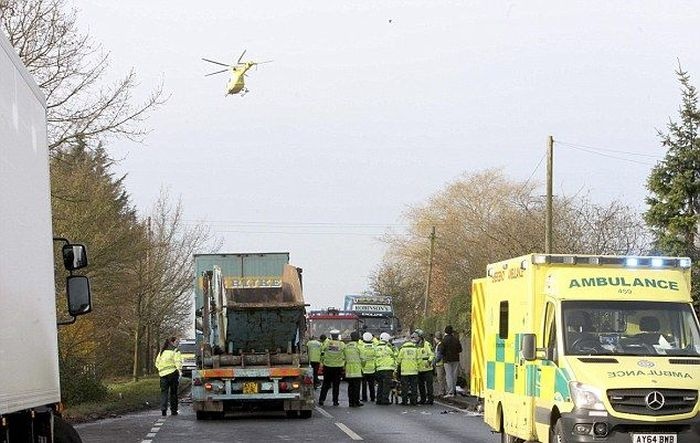 Великобритания: женщина, зажатая в искореженной машине между двумя грузовиками, выжила (4 фото)