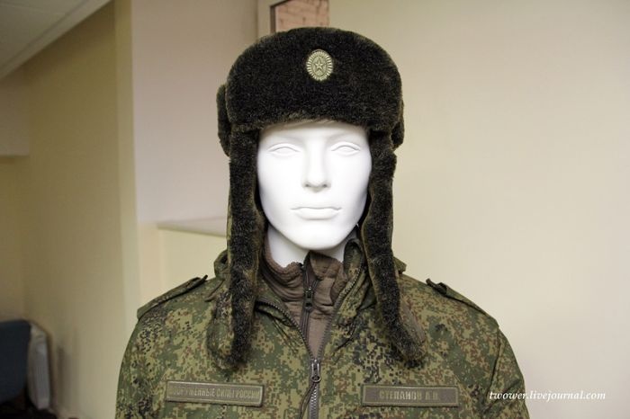 Как солдаты изучают возможности ношения новой шапки-ушанки (8 фото)