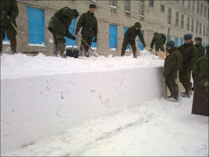 Креативное зимнее украшение воинских частей и городских улиц (15 фото)