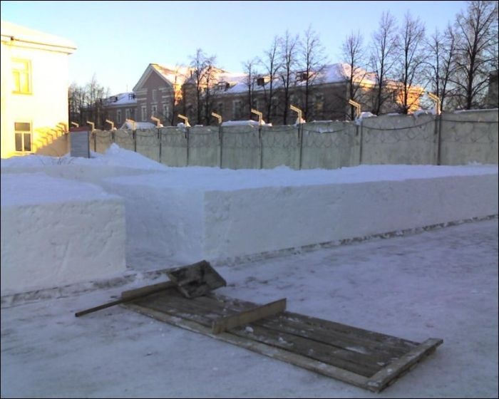 Креативное зимнее украшение воинских частей и городских улиц (15 фото)