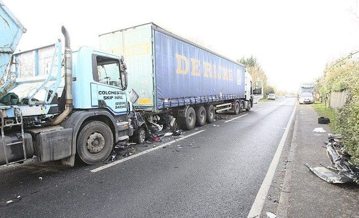 Великобритания: женщина, зажатая в искореженной машине между двумя грузовиками, выжила (4 фото)