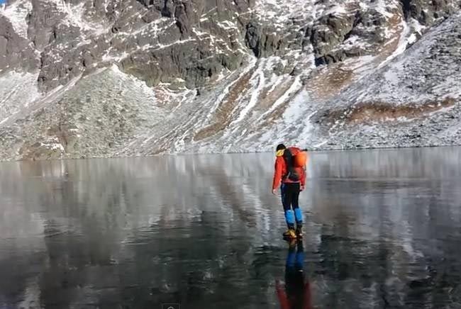 Фантастический вид на замерзшее озеро (1 фото + 1 видео)