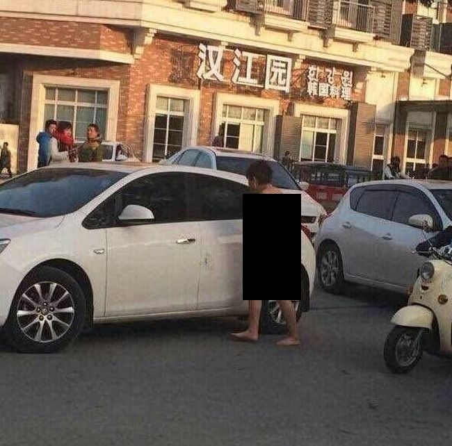 Китай: из-за измены женщина оставила на улице голыми своего мужа и сестру (5 фото)
