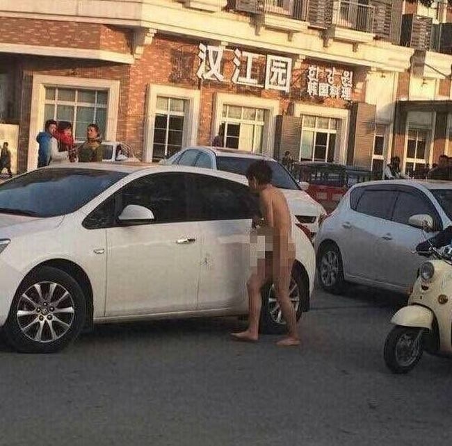 Китай: из-за измены женщина оставила на улице голыми своего мужа и сестру (5 фото)