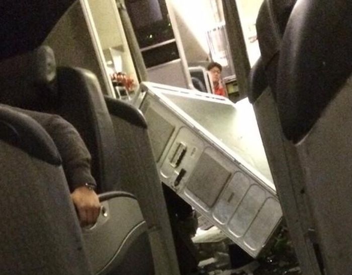 Пассажиры самолета авиакомпании American Airlines пострадали от турбулентности (8 фото)