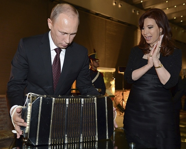 Что дарят Путину бизнесмены и политики (15 фото)