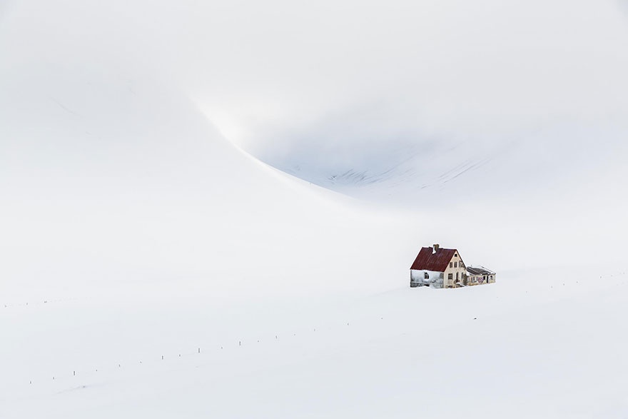Домики, затерявшиеся в снегу (20 фото)