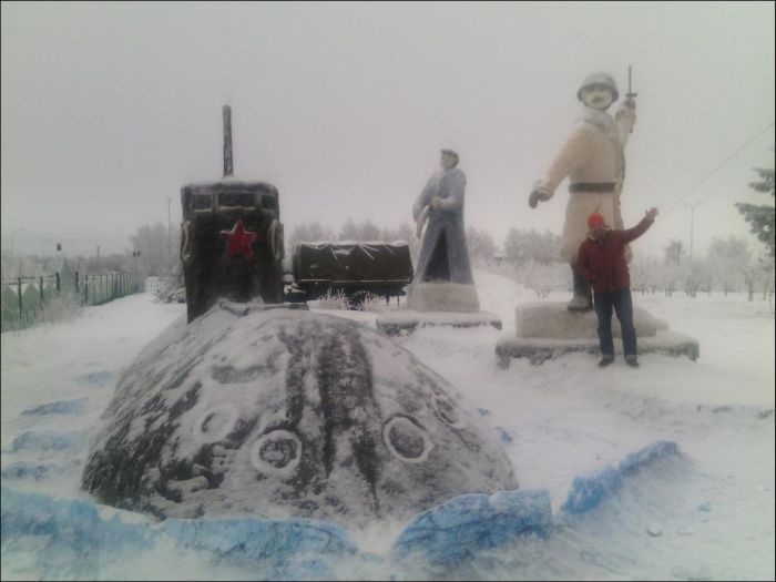 Татарстан: яркие цветные скульптуры из снега (25 фото)