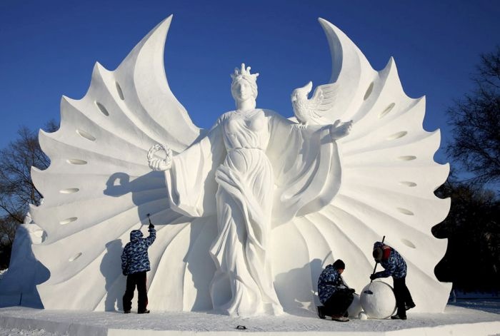 Китай: в Харбине проходит фестиваль скульптур из снега и льда (27 фото)