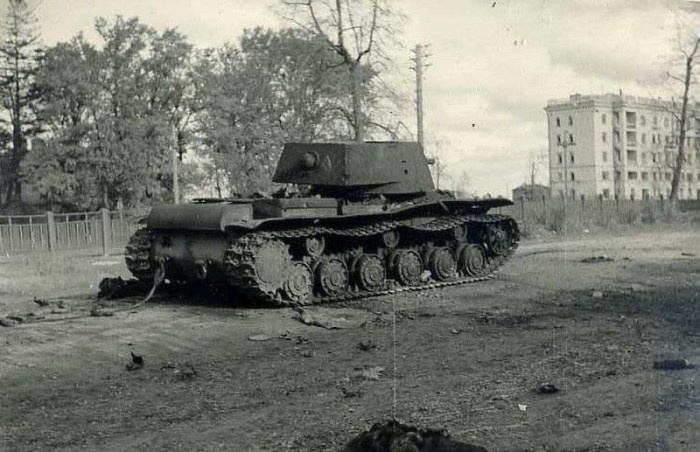 Подвиг экипажа тяжелого советского танка КВ-1 под литовским городом Расейняй (3 фото)