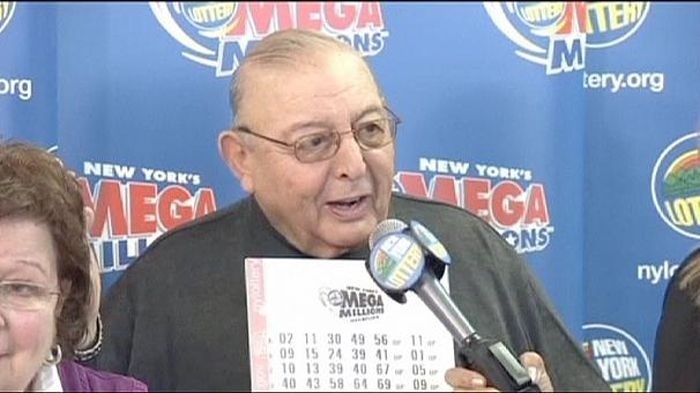 Америка: 80-летний пенсионер выиграл джек-пот в размере 326 миллионов долларов (3 фото)