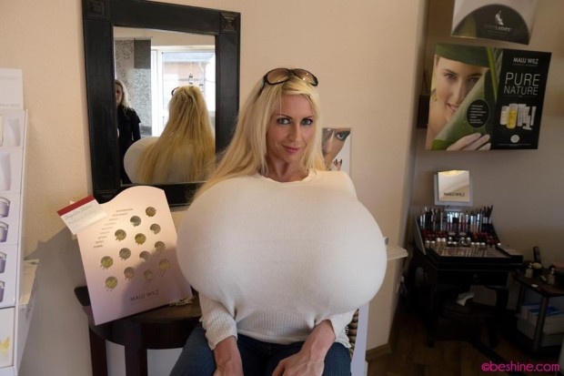 Обладательница самой большой груди в мире (4 фото)
