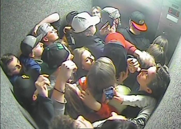 Толпа подвыпивших студентов застряла в лифте, торопясь продолжить вечеринку (2 фото)