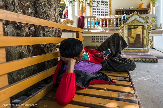 Как живут бирманские монахи (30 фото)