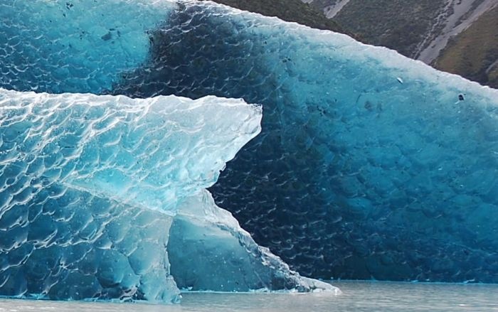 Антарктида: обнаружен перевернутый айсберг в проливе Дрейка (4 фото)