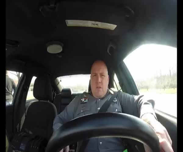 Америка: полицейский танцует и поет под песню Тейлор Свифт Shake it Off (1 фото + 1 видео)