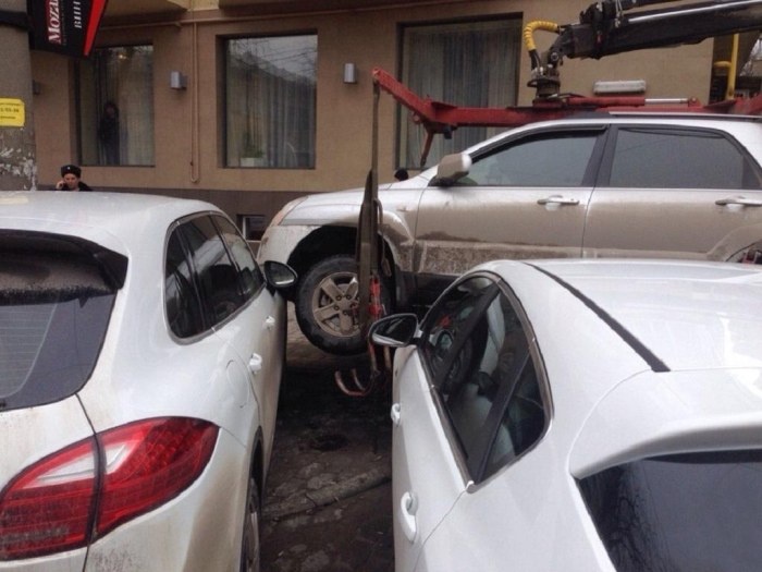 Неудачная эвакуация машины в Ростове - кроссовер упал на Porsche и Opel (2 фото и видео)