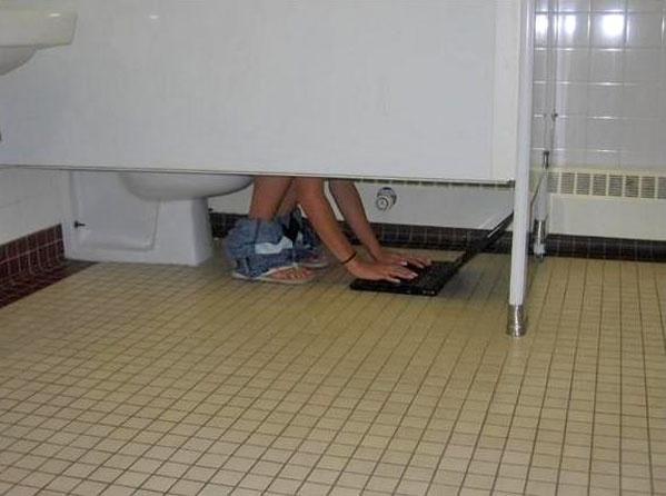 16 необычных фото, сделанных в общественном туалете