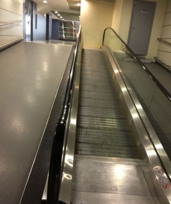 Необычный экскалатор в аэропорту (5 фото)