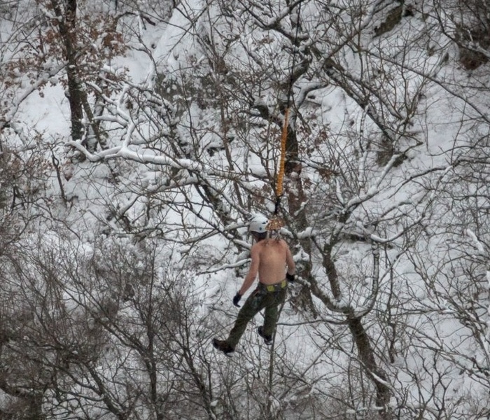 Подвешенный за кожу русский джампер прыгнул с огромной высоты (16 фото и видео)