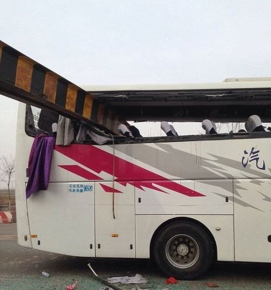 Необычная авария с участием двухэтажного автобуса (5 фото)