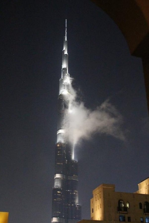 Фейковая новость о пожаре в самом высоком здании мира (5 фото)