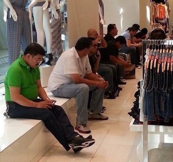 Мужчины в магазинах в ожидании женщин