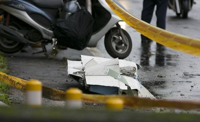 Крушение самолета в Тайване (11 фото и 1 видео)