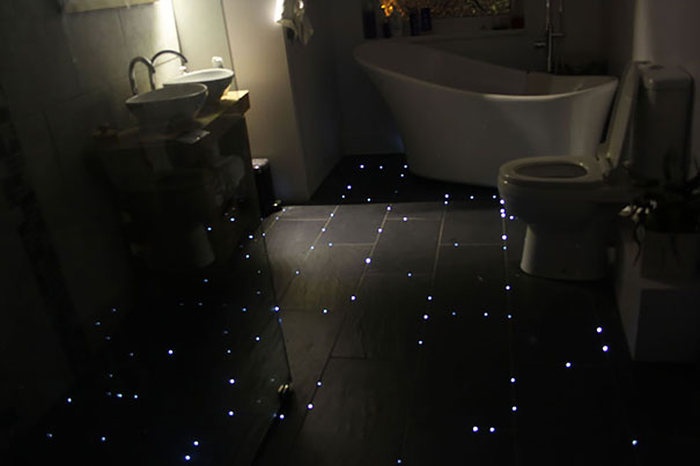 Ночное небо на полу в ванной комнате (5 фото)