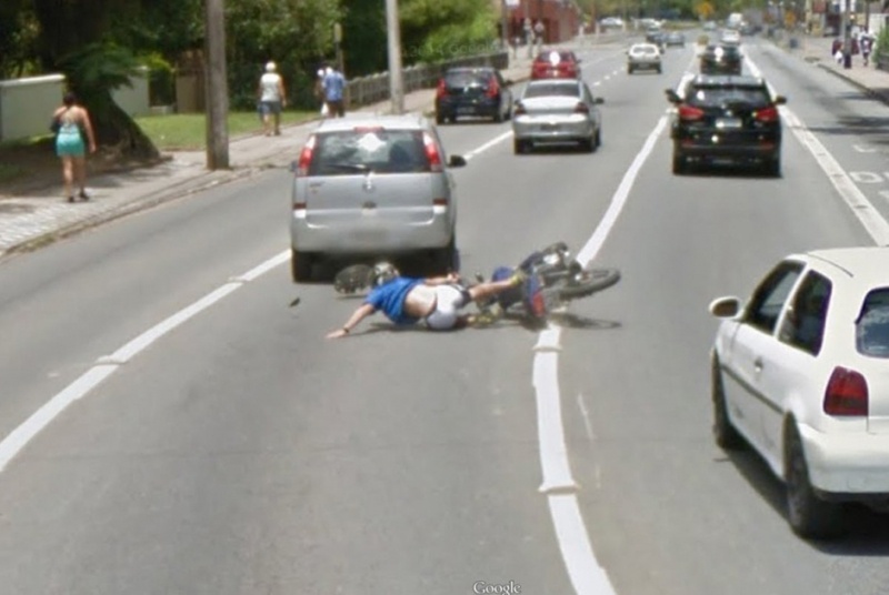 Подборка необычных людей и ситуаций, попавших в кадр камер Google Street View (17 фото)