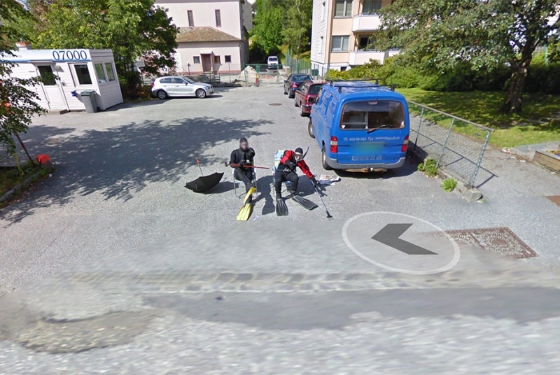 Подборка необычных людей и ситуаций, попавших в кадр камер Google Street View (17 фото)