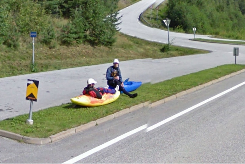Подборка необычных людей и ситуаций, попавших в кадр камер Google Street View (17 фото)