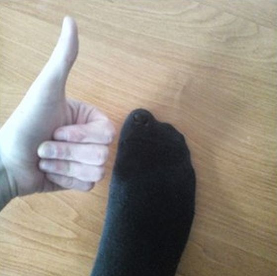 Простой способ решить проблему дырки в носке (3 фото)